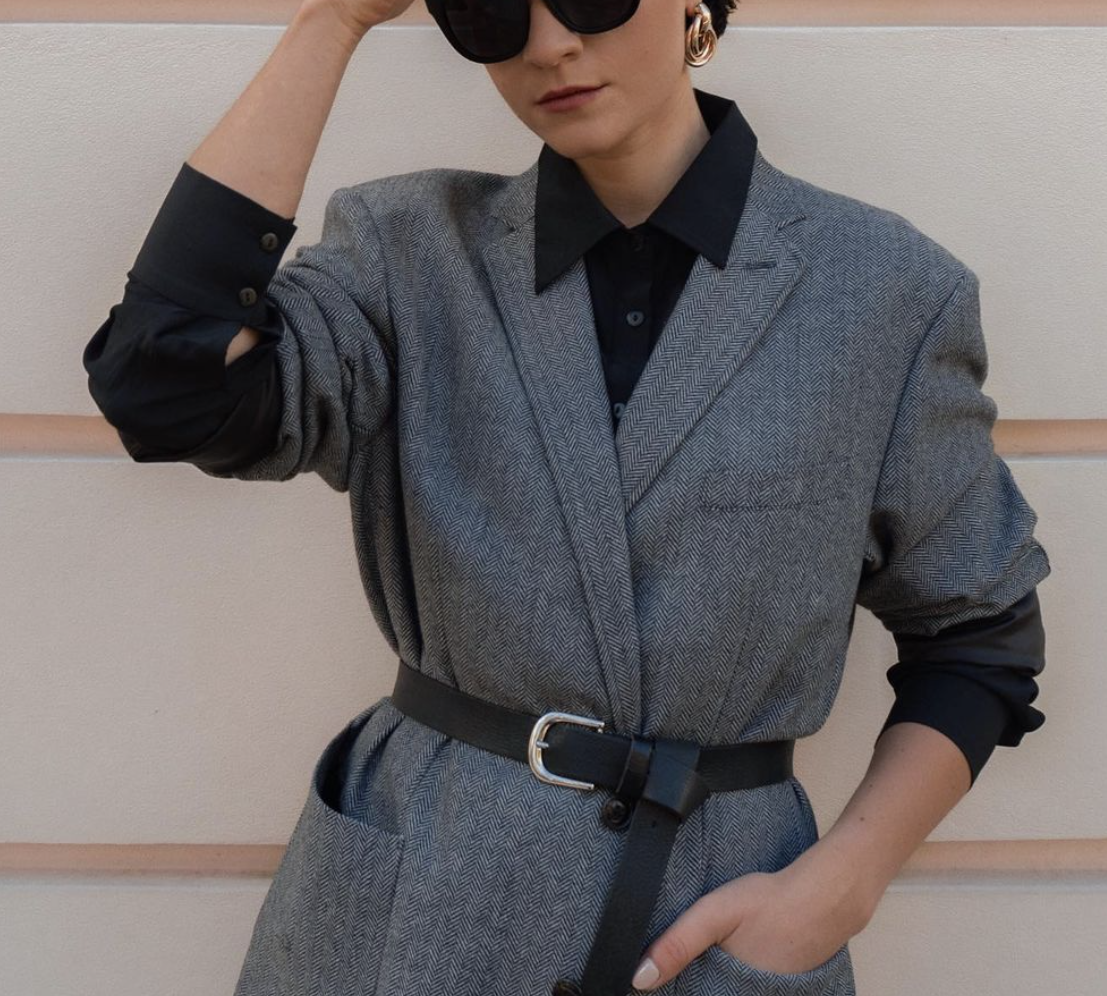 influencer wearing grey blazer and belt