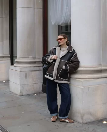 Trendy wide-leg jeans styled with retro inspired slim sneakers, perfect fall shoes to wear with baggy jeans